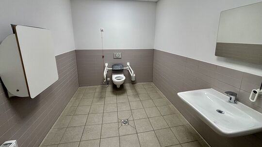 Die Toilette im Salinenbad bietet auch eine barrierefreie Anlage. Mustergültig in Sauberkeit und Ausstattung.