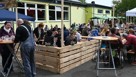 Auch beim zweiten Reichenbacher Frühlingsmarkt soll der von den Feuerwehrkameraden aufgebaute Biergarten mit frisch gezapftem Bi Auch beim zweiten Reichenbacher Frühlingsmarkt soll der von den Feuerwehrkameraden aufgebaute Biergarten mit frisch gezapftem Bi