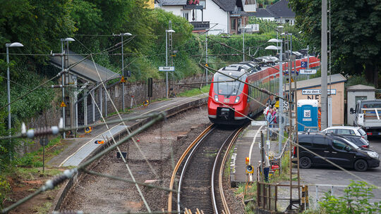 Wegen umfassender Bauarbeiten kann eine Bahnfahrt auf der Moselstrecke (hier: ein Archivbild) derzeit schnell zum Abenteuer werd