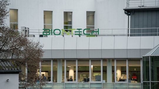 Schaut man sich den Biontech-Komplex in der Idar-Obersteiner Vollmersbachstraße genauer an, kann man das Ursprungsgebäude der La