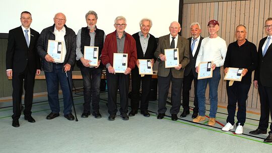 Jörg Wagner (links), Stephan Ruppenthal (4. von rechts) und Markus Hofmann (rechts) ehrten Wolfgang Boos, Wolfgang Faller, Klaus
