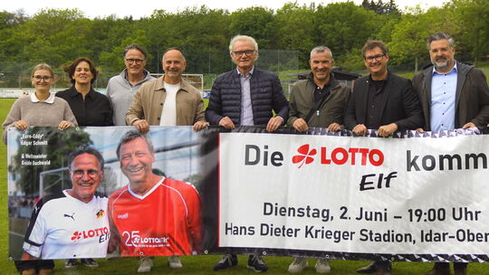 Die Vertreter der Lotto-Elf, des ausrichtenden SC 07 Idar-Oberstein, der Lions Idar-Oberstein und der Aktionsgemeinschaft Kind f