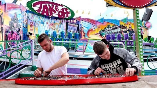 Die letzten Arbeiten laufen, damit am Freitag pünktlich die Pfingstkirmes beginnen kann.