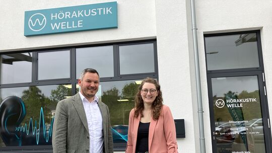 Geschäftsführer Sebastian Krell freut sich zusammen mit seinen Mitarbeitern über den großen Zuspruch zum ersten Eröffnungstag am