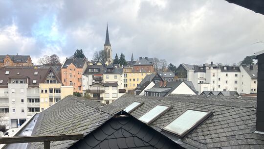 Blick aus dem obersten Stock des alten Volksbank- Gebäudes über die Innenstadt von Höhr.