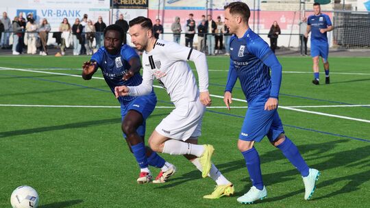 Vor dem letzten Spieltag in der Kreisliga A2 hat die SG Niederbreitbach/Waldbreitbach (blaue Trikots, hier im Spiel beim FV Rhei