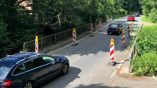 Fahrbahnbegrenzer regulieren den Verkehr auf der inzwischen in die Jahre gekommenen Rupbachbrücke.