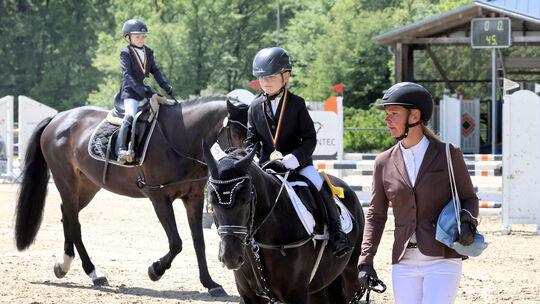 Der Führzügel-Wettbewerb, hier Steffi Scheid vom RZV Metternich mit Sohn Henry, kam prima an.