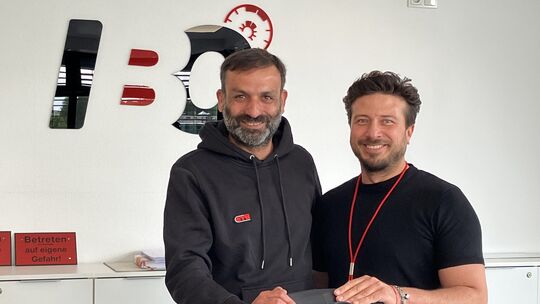 Geschäftsführer Ahmet Cagrici und Key Account-Manager Salih Seyhan freuen sich auf den offiziellen Start der Prüfstelle.