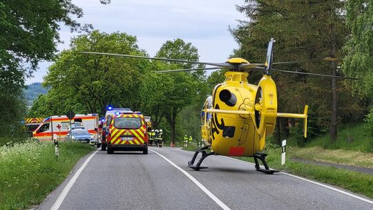 Die Einsatzkräfte taten alles, um den schwerst verletzten 69-Jährigen nach seinem Unfall zwischen Ebernhahn und Ransbach-Baumbac