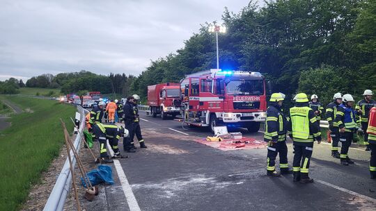 Bei einem schweren Verkehrsunfall auf der B54 ist am Dienstag ein 33-Jähriger ums Leben gekommen. Zwei weitere Beteiligte wurden