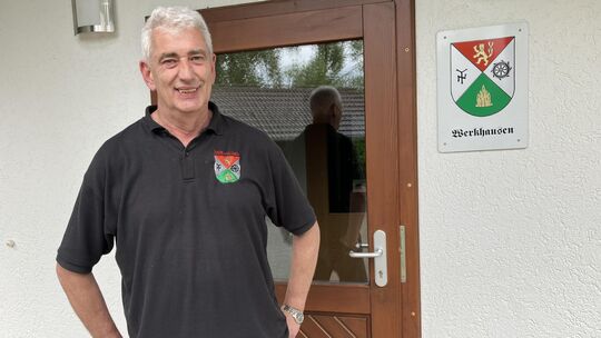 Thomas Abel (61) vor dem Dorftreff in Werkhausen. Hier wurden bereits einige Projekte wie der "Weg der Sinne" umgesetzt, und der