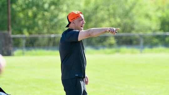 Ein letztes Mal wird Metin Kilic als Trainer die Kommandos an seine Spieler des FC Borussia Niederroßbach geben. Nach dem Spiel