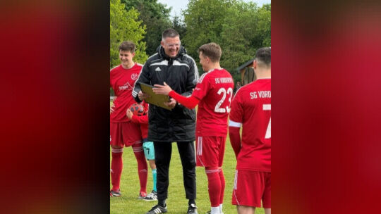 Abschied für ein Torwarttrainer-Urgestein beim SV Laubach: Frank Pinkhaus macht Schluss und wurde von Kapitän Jan Fritz (Nummer