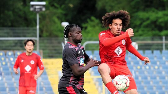 Rot-Weiss-Akteur Mo Maroc (rotes Trikot) bereitete das 1:0 für seine Mannschaft vor. Am Ende stand ein 4:2-Sieg gegen Wormatia W