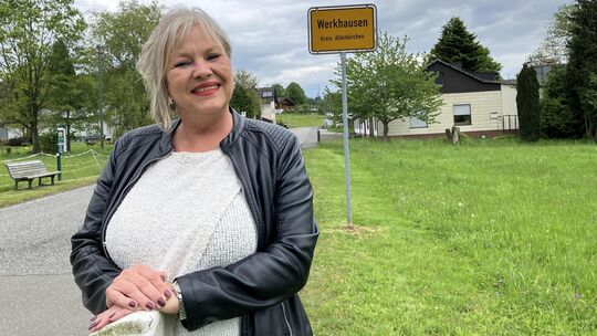 Nicole Knorr-Zibert (54) vor dem Ortseingang von Werkhausen. Sie fühlt sich in dem kleinen Ort pudelwohl und möchte dafür sorgen