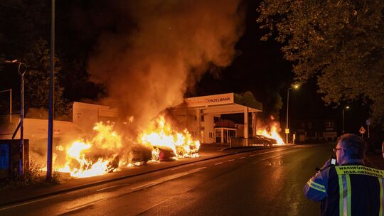 Ein Großeinsatz der Feuerwehr hat in der Nacht auf Donnerstag die Bewohner der Obersteiner Hauptstraße in Atem gehalten