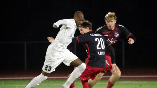 Im Hinspiel trennten sich Kelvin Lunga (weißes Trikot) und sein FC Cosmos Koblenz mit 2:2 von Moritz Muth (Mitte), Lennard Plum