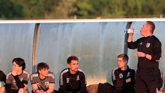 Den Anblick wird es künftig nicht mehr geben: Kodai Stalph (Dritter von links) verlässt den SV Eintracht Mendig und Trainer Dami