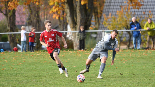 Angreifer Elias Biebricher (links) setzt seine Laufbahn beim A-Ligisten SG Birlenbach/Schönborn fort.