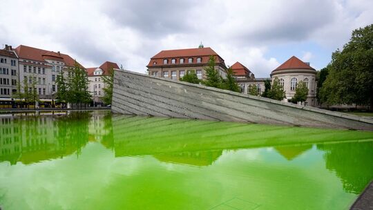 Protestbewegung färbt Brunnenwasser grün
