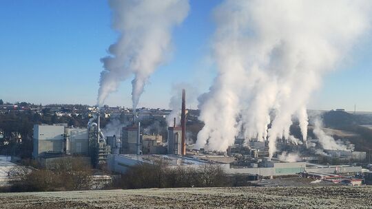 Die Abwärme der Fabrik Weig-Karton, die sich in unmittelbarer Nähe zum Mayener Stadtgebiet befindet, wird für das Fernwärmesyste