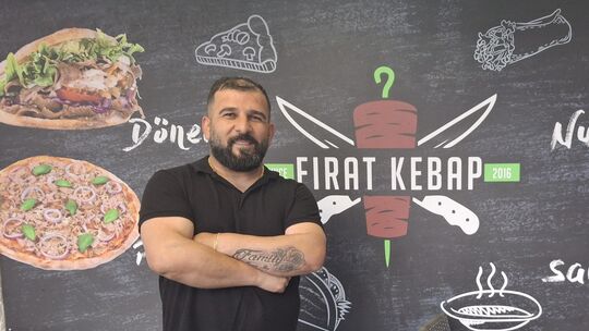 "Unsere Döner machen richtig satt", sagt Mehmet Seker. Wer satt ist, sei auch automatisch glücklicher. Und das Glücklichsein hab