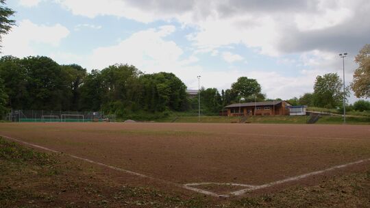 Auf dem Sportplatz in Biebernheim soll ein Lebensmittelmarkt entstehen. Das Vereinsgebäude und das Multifunktionsfeld auf den eh