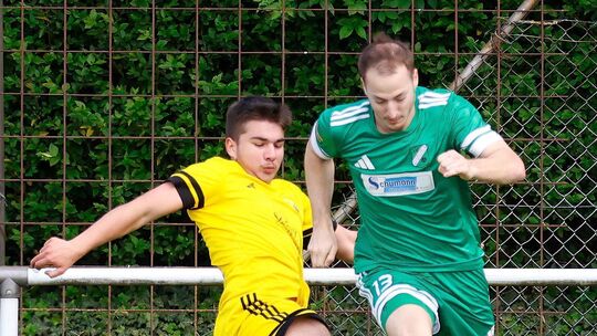 Dynamischer Antritt: Der bisherige Waldalgesheimer Nils Gräff (grünes Trikot) wechselt zur SG Hüffelsheim.