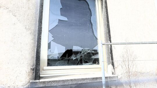 Nach einer Begehung bestätigt die Stadt, dass Scheiben in dem Gebäude offensichtlich mutwillig zerstört wurden. Herumliegende Gl