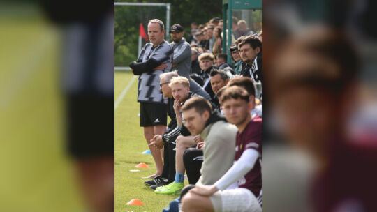 Möchte mit seinem Team die Aufstiegsrunde zur Verbandsliga erreichen: Jens Bohr (links), der Trainer der SG Meisenheim.