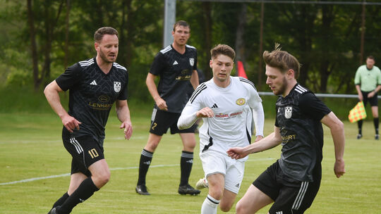 Defensive Stabilität: Der Winterbacher Leon Zimmermann (rechts) läuft einen Ball ab. Jonas Kunz (links) und Leon Leister passen