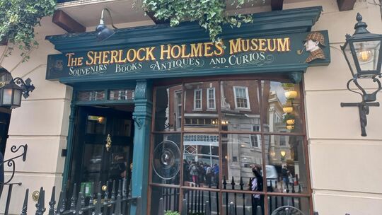 Das Sherlock Holmes Museum in der Baker Street in London lässt die Besucher tief in die Welt des berühmten Detektivs und seines