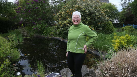 In den großen, mehr als einen Meter tiefen Teich steigt Monika Dörner alljährlich mit einer Anglerhose hinein.