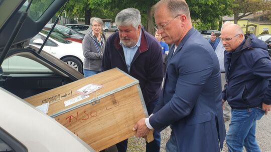 Sie machen gemeinsame Sache beim Ausladen der wertvollen Fracht: Mendigs Stadtchef Achim Grün (links) und Bürgermeister Jörg Lem