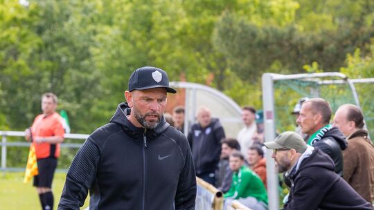 Alles ist entschieden, aber der Meistertrainer schaut sauer. Gerade hat Christian Schübelin in Trippstadt eine Gelbe Karte geseh