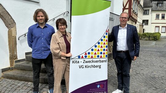 Von links: Kai Gerhard-Wüllenwerber (Betriebsführung), Claudia Kunz (Personalführung) und Peter Müller (Vorsitzender) sind überz
