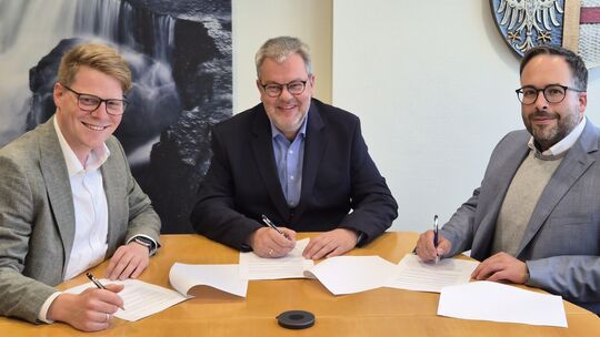 Tobias Böker (Böker & Paul AG; von links), Markus Hof (Bürgermeister der Verbandsgemeinde Westerburg) und der ärztliche Koordina