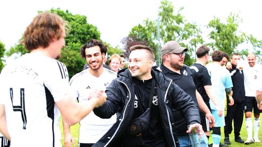 Meisterliche Freude: Die SG Weinsheim bejubelt den Titelgewinn. Zum Saisonabschluss steht nun ein Derby an.