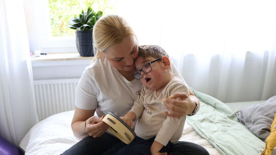 Manuel hat das sehr seltene Joubert-Syndrom und hat Schwierigkeiten dabei, eigenständig zu sitzen oder zu sprechen.