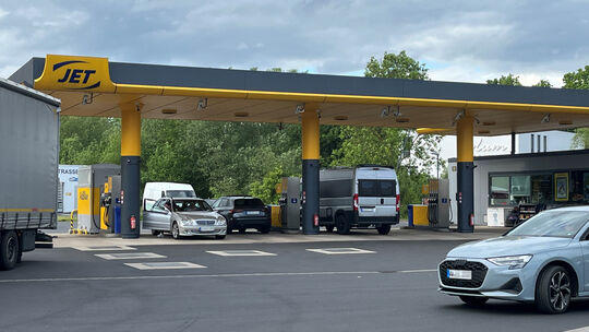 Blick auf die Jet-Tankstelle in Montabaur: Durch die 12-Uhr-Regel hat sich vielerorts der Andrang an den Zapfsäulen zu den tägli
