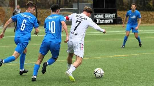 Wer muss am frühen Samstagabend der Bezirksliga Ost den Rücken kehren? In der Hinrunde setzten sich Altrim Pajaziti (weißes Trik