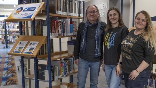 Volker Trümper, Leiter der Stadtbibliothek, mit Alona Tymchenko und Olga Deinega vom Verein "Kolo – Ukrainisch-Deutscher Verein"