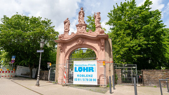 Das Rokokoportal in der Weißer Gasse in der Koblenzer Altstadt ist beschädigt worden, offenbar durch ein Fahrzeug.