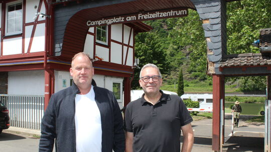 René Eisenberg, Teamleiter Campingplatz, und Frank Wagner, Geschäftsführer der Betriebsgesellschaft Freizeitzentrum Cochem, freu