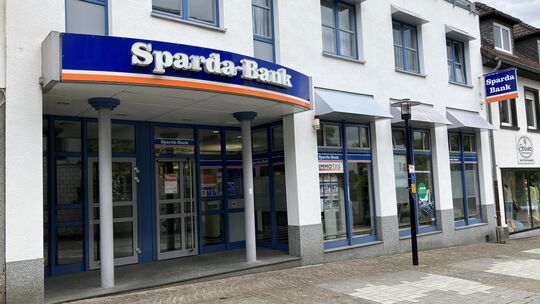 Die Sparda-Bank-Filiale in Altenkirchen wird zum 31. Juli 2026 zu einer Selbstbedienungsstelle (SB-Center) umgebaut. Das teilte