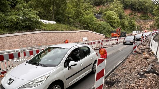 Engstelle hinter der Salinenbrücke: Der Verkehr wird über eine Ampelanlage gesteuert.