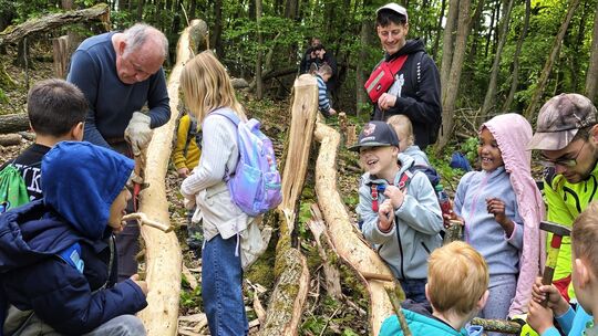 Mehr als 200 Grundschüler aus dem Kirner Land erlebten im Privatwald von Schloss Wartenstein das alte Handwerk des Lohmachens.