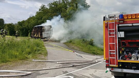 Dem Fahrer des Sattelzugs war es noch gelungen den brennenden Anhänger rückwärts in einen Feldweg zu setzen.