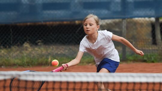 Hailey Wheeldon vom TC Blau-Weiß Bad Kreuznach schlug im Vorjahr in der U9 auf. Dieses Mal startet sie beim Jugend-Cup eine Alte